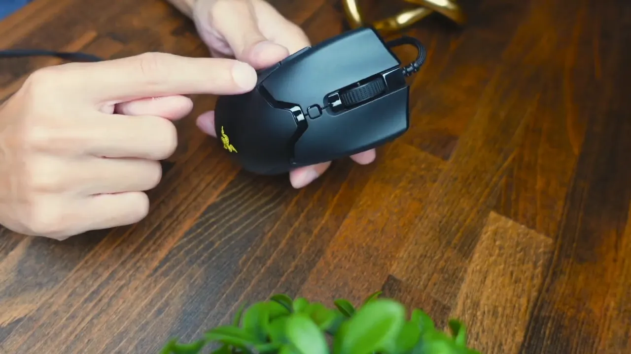 Close-up of matte finish and glossy edge