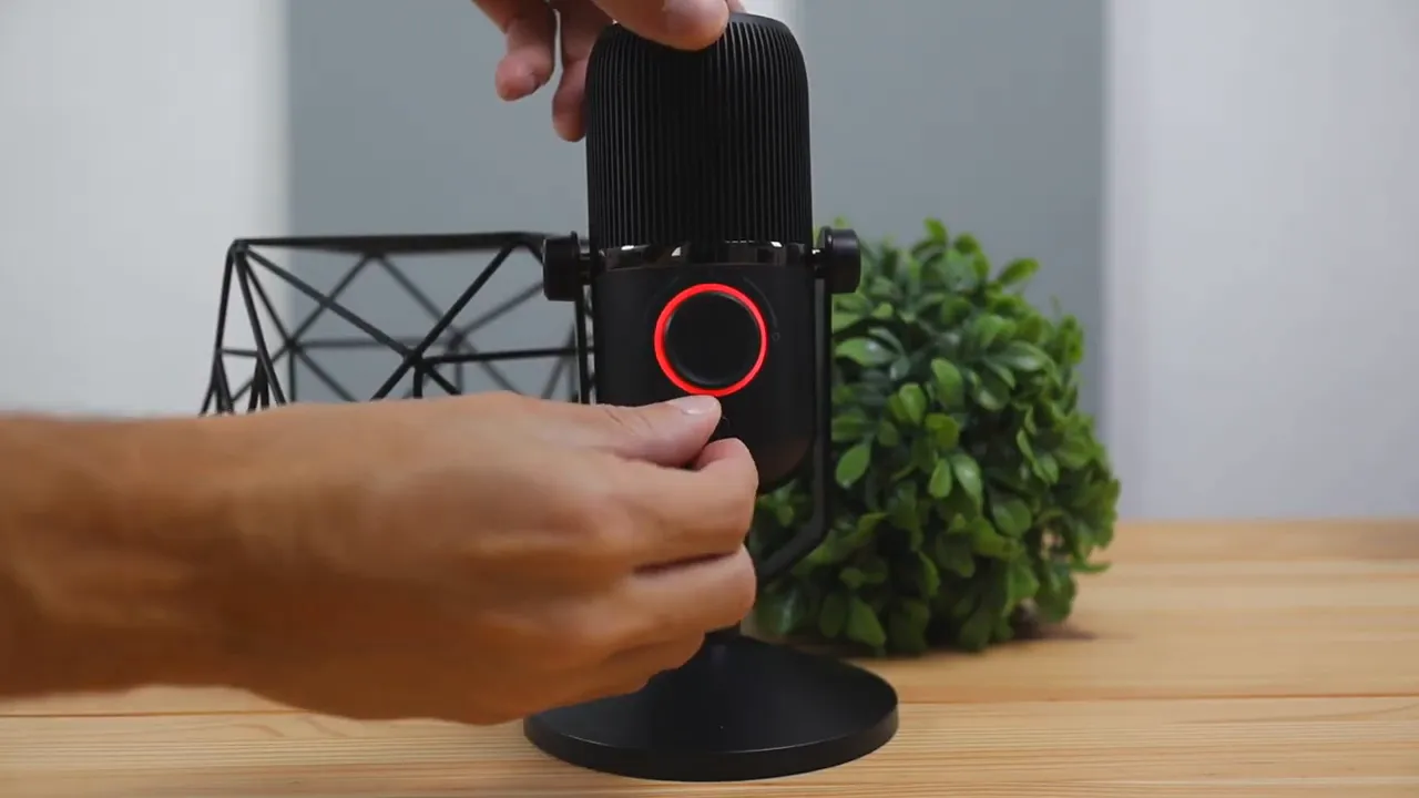Thronmax MDrill Zero Plus microphone muted with red status ring lit