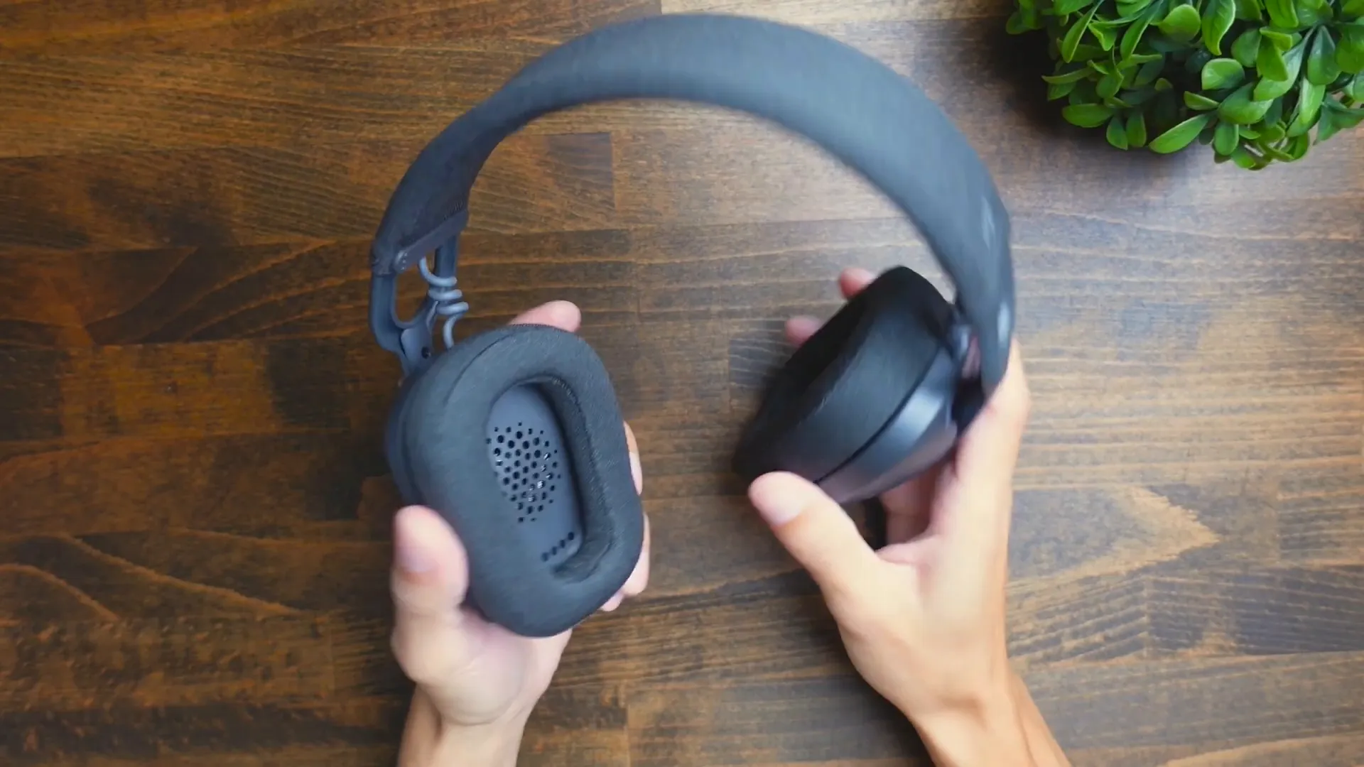 Fabric soft headband and memory foam ear cups of Logitech Zone Vibe 125