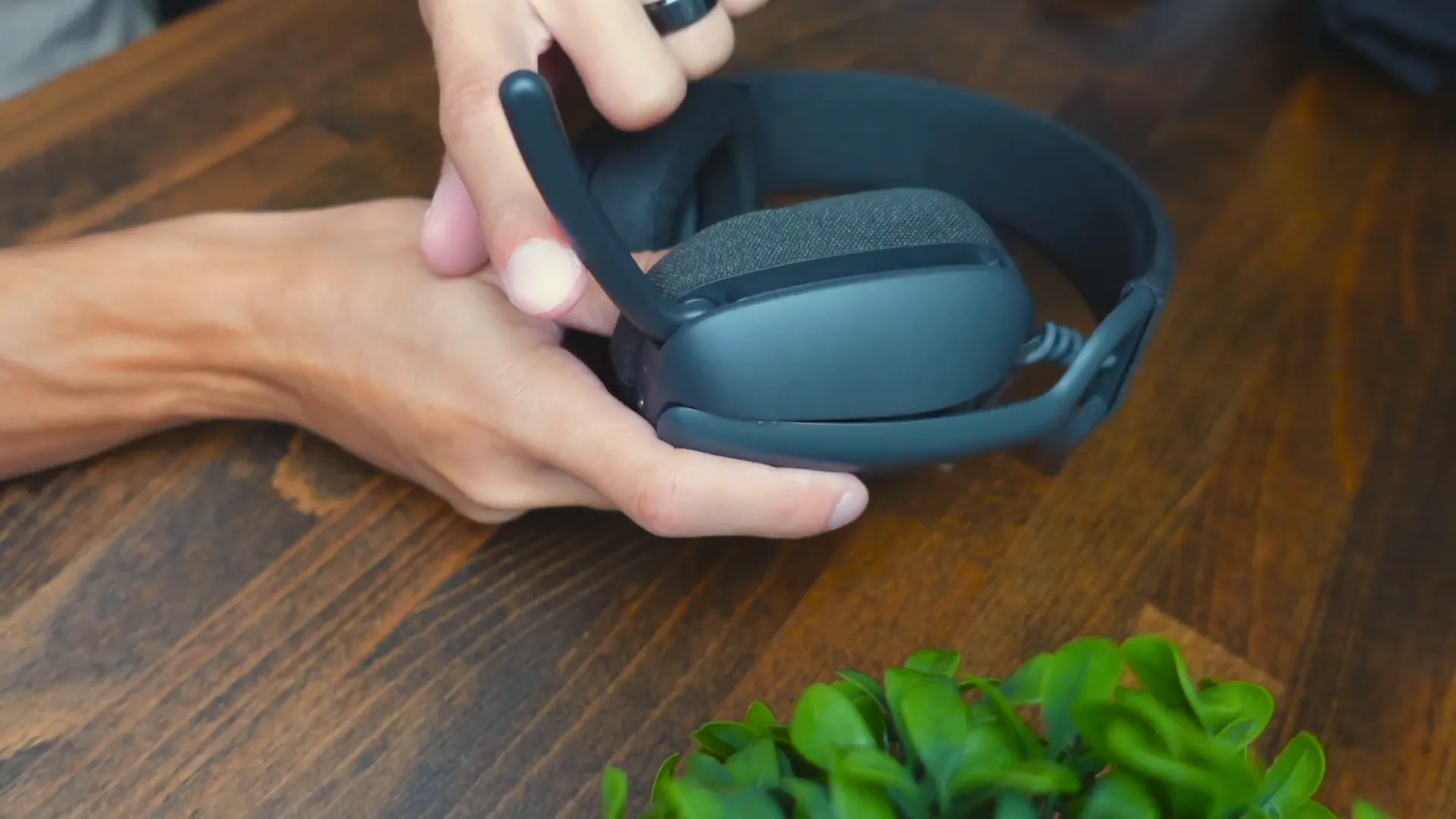 Buttons and retractable microphone on Logitech Zone Vibe 125