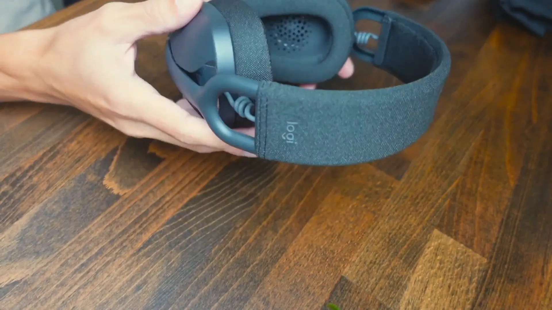Lightweight design of Logitech Zone Vibe 125 headset