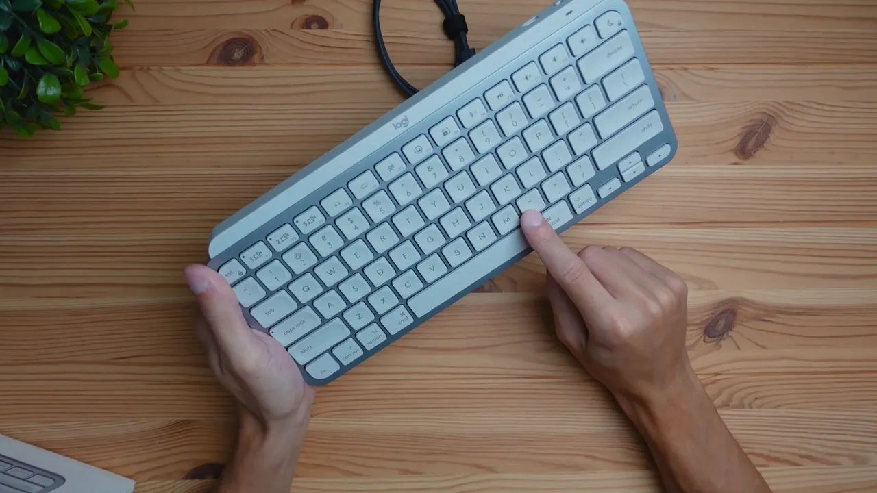 Close-up of keycaps showing scissor switch design on packaging