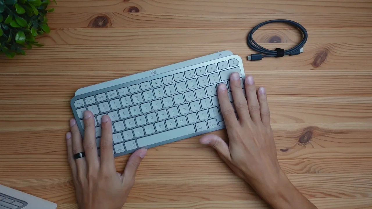 Logitech MX Keys MINI for Mac unboxed with USB-C cable