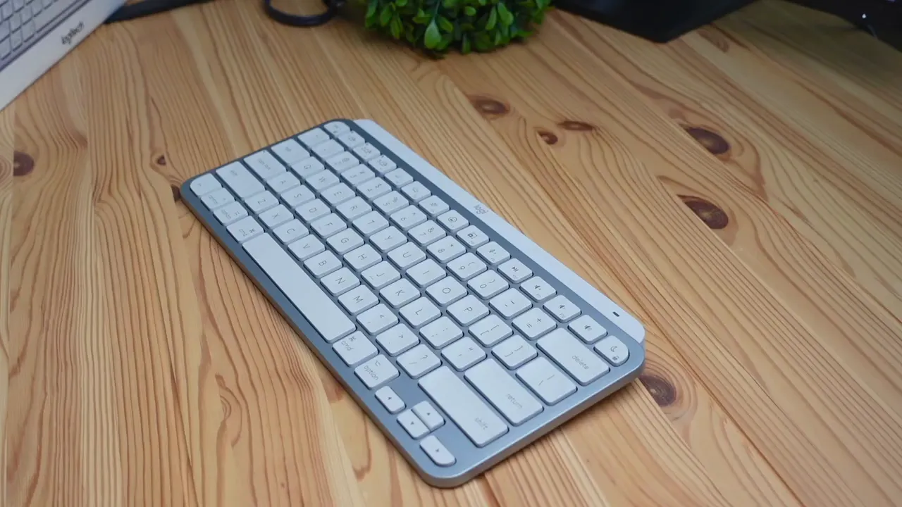 Typing test and quiet key sound demonstration