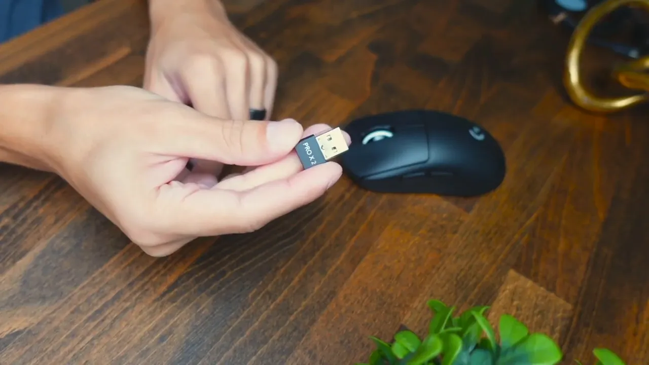 Showing the Lightspeed USB dongle and mouse plugged into a PC