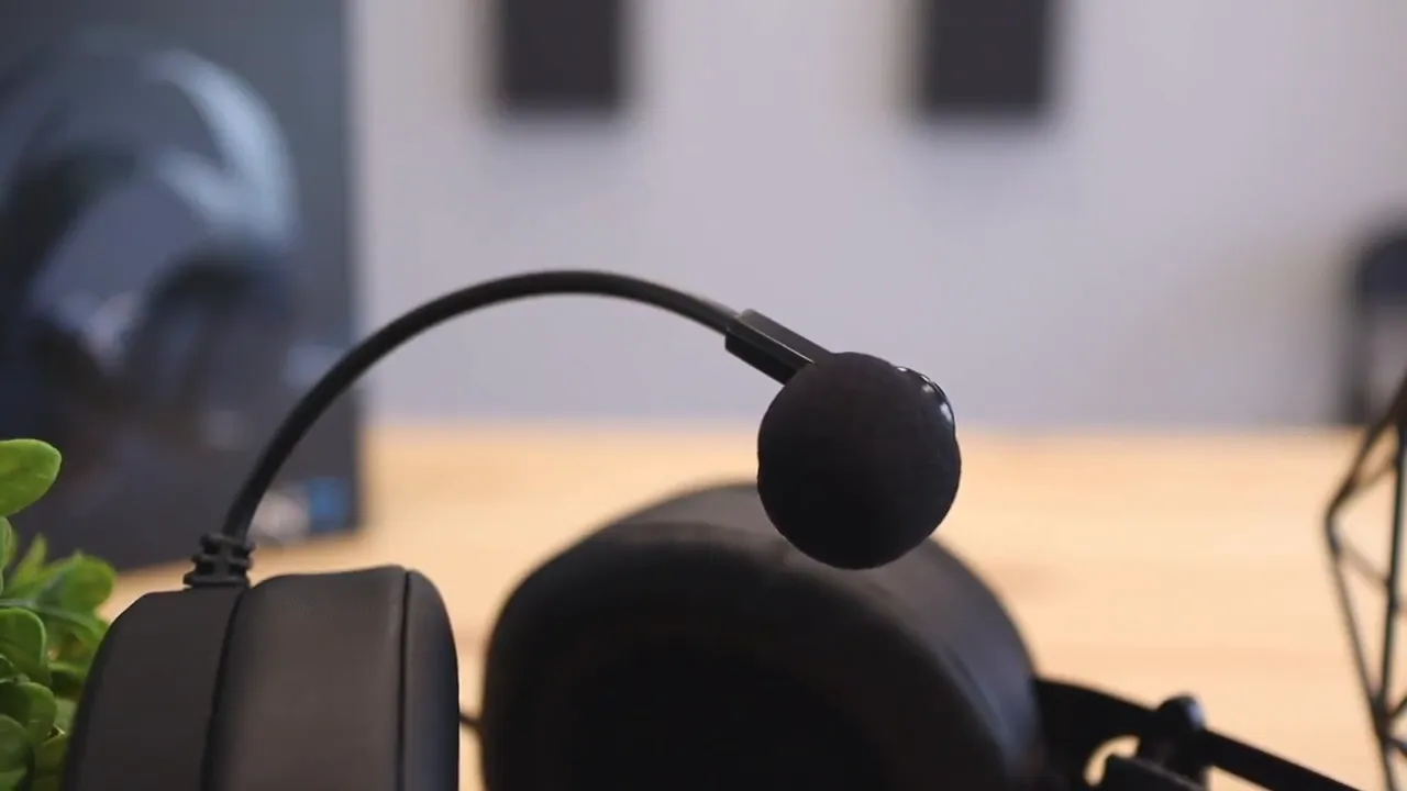 Close-up of the flexible boom microphone extended from the left ear cup
