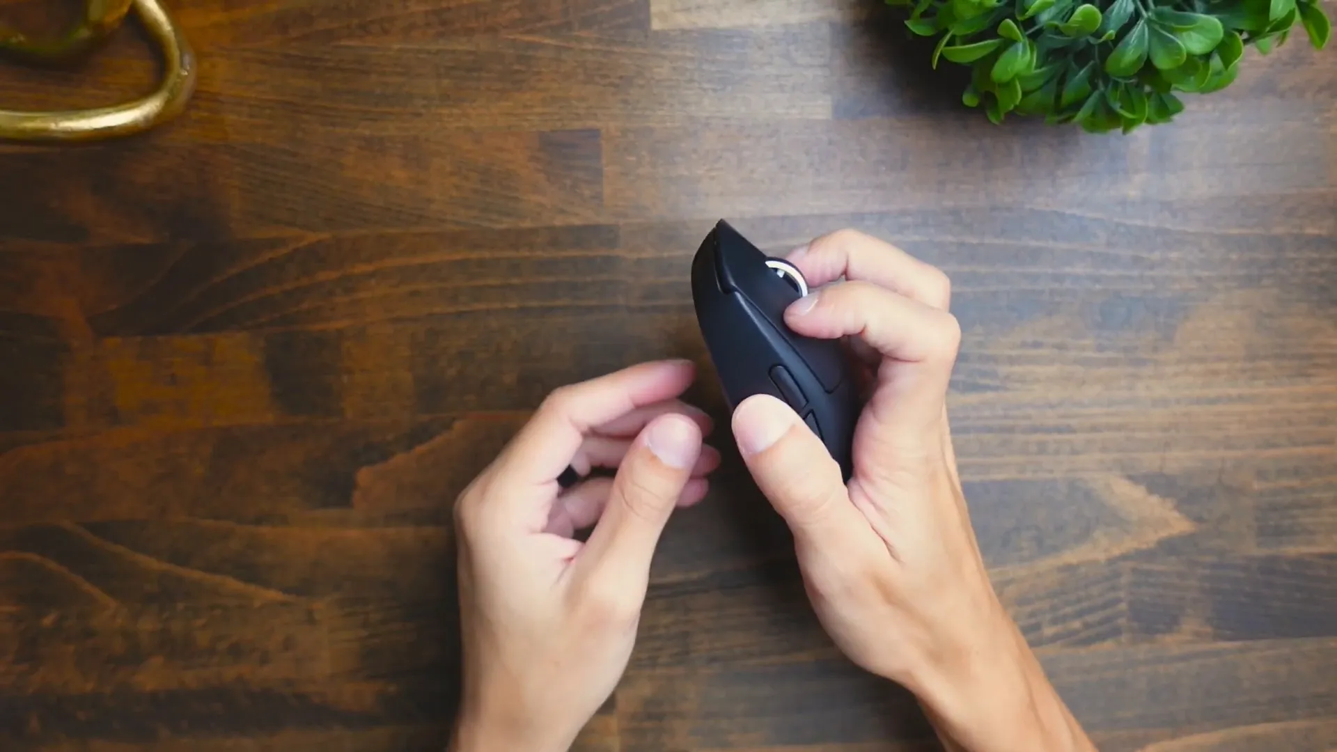 Demonstrating the ergonomic grip styles on the Logitech G PRO X Superlight 2