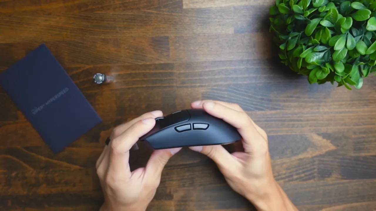 Side texture of the mouse showing grip patterns