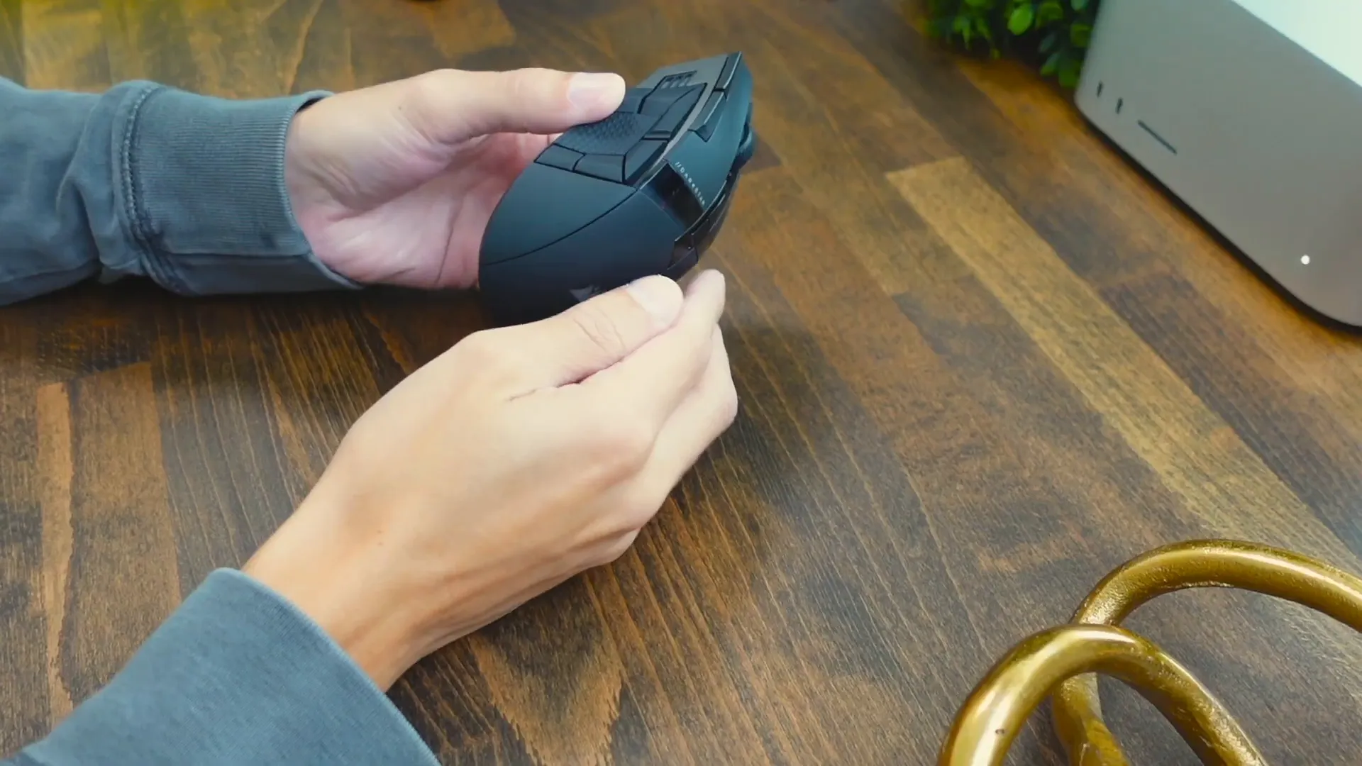 Comfort testing the Corsair DARKSTAR RGB Wireless Gaming Mouse