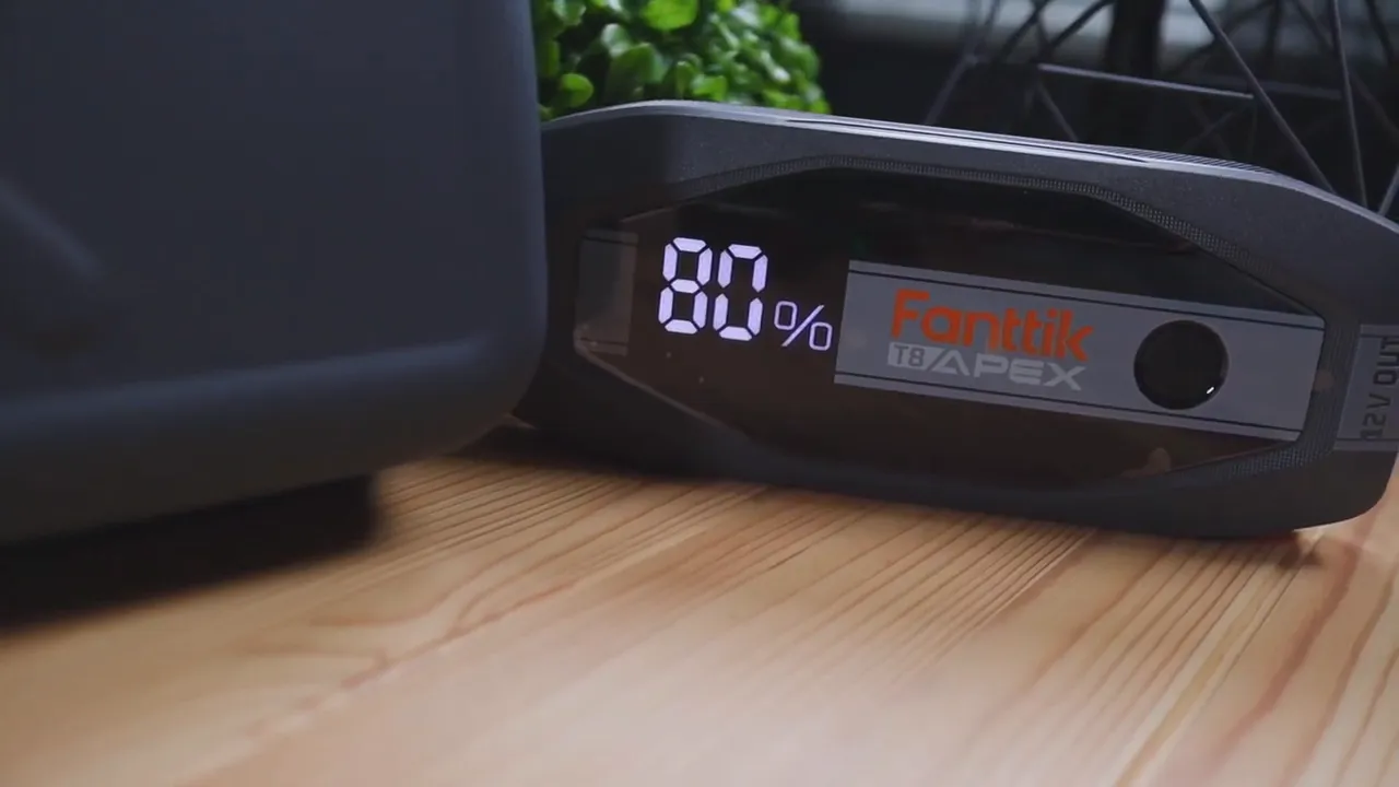 FANTTIK T8 APEX bright LED display showing 80% battery and brand logo clearly