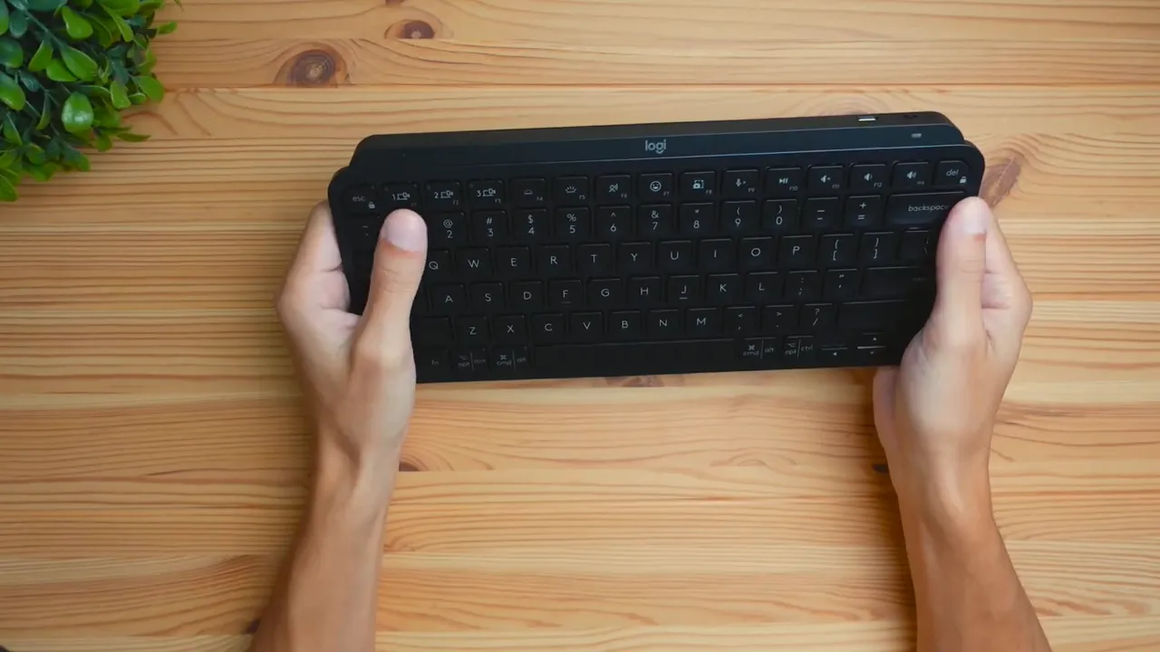 Bend test illustrating keyboard rigidity