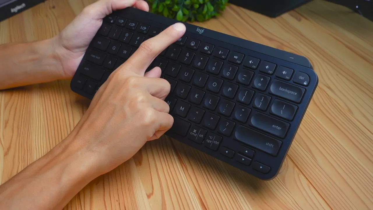Top-row keys showing Easy-Switch device buttons and media controls