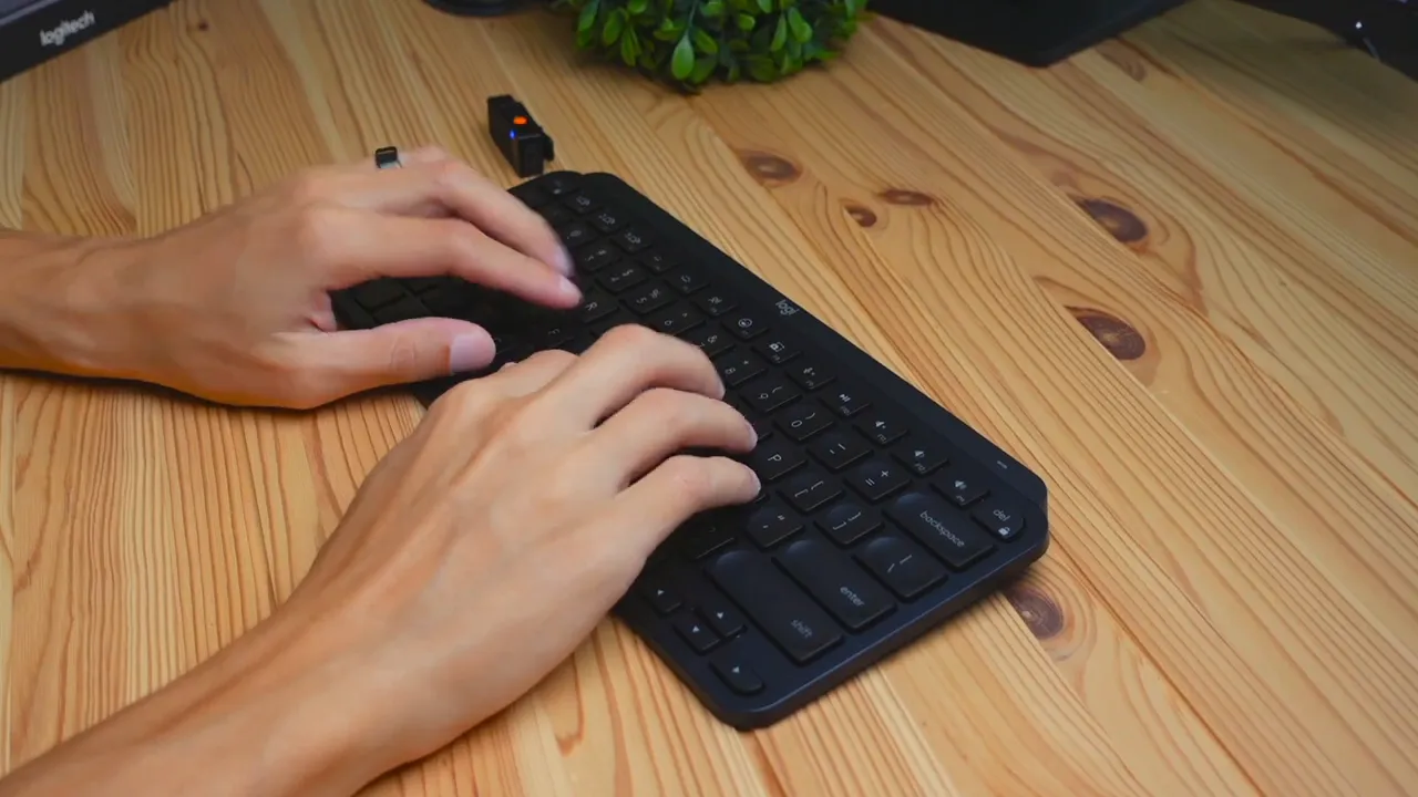Typing test demonstration: quiet scissor switches