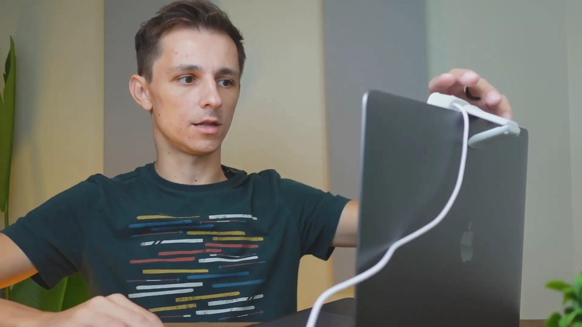 Mounting the Logitech Brio 100 Webcam on a laptop