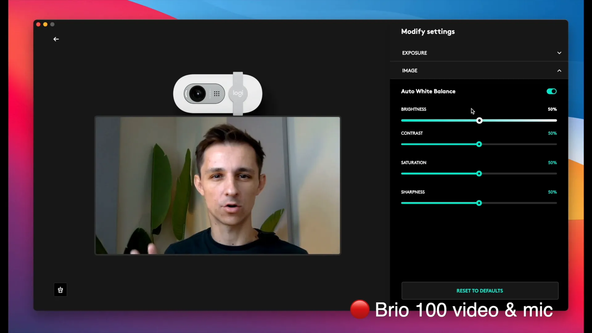 Demonstrating auto white balance feature of Logitech Brio 100