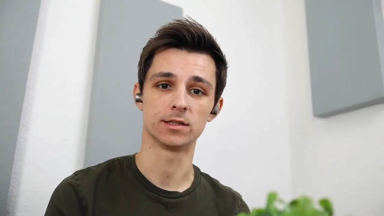 Reviewer speaking during SoundPEATS Sonic microphone quality discussion