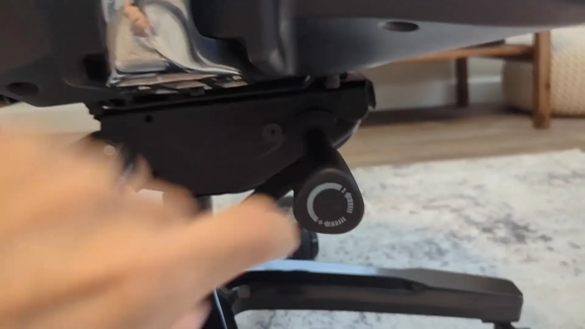 Quersus ICOS Chair seat controls