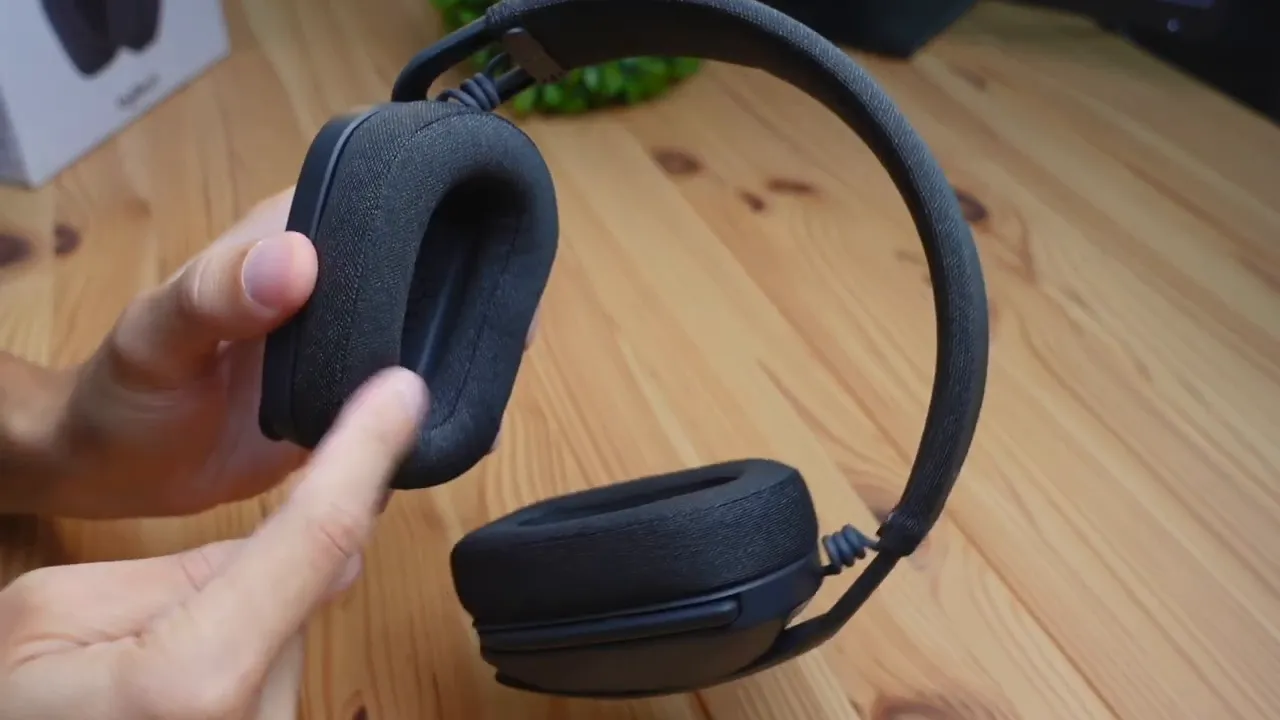 Close-up of fabric headband and memory foam earpad