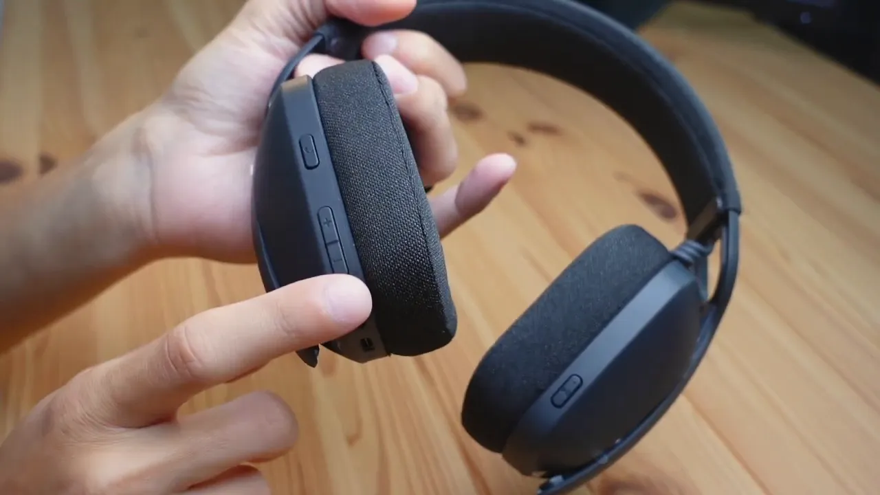 Left ear cup showing call and volume buttons
