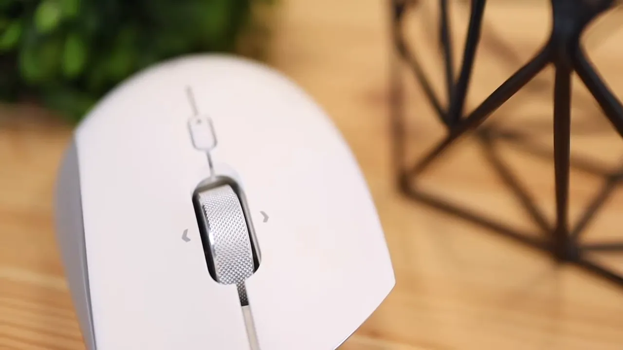 Close-up of the mouse scroll wheel and top buttons