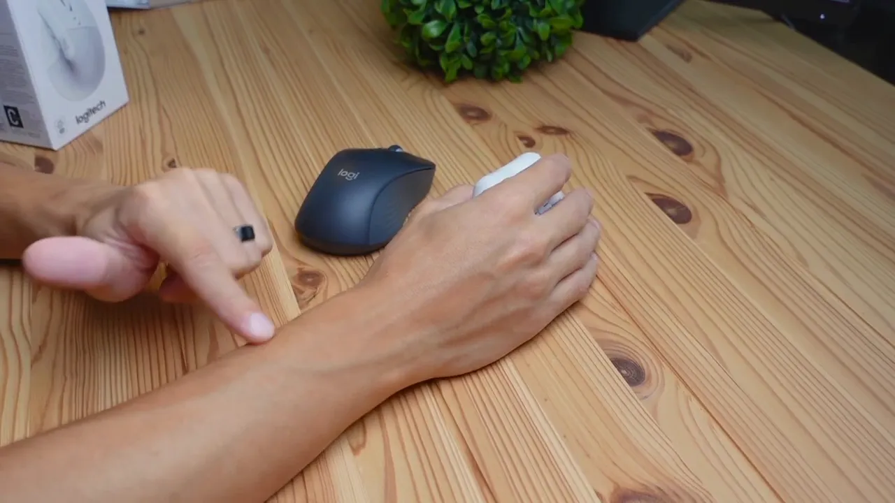 Final hold showing ergonomic hand position on the Lift