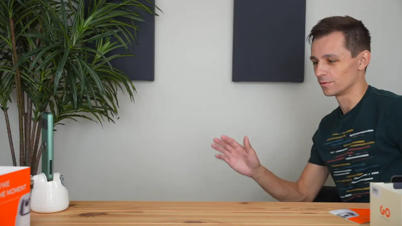 Presenter making an open-palm gesture in front of the Hohem GO to stop tracking