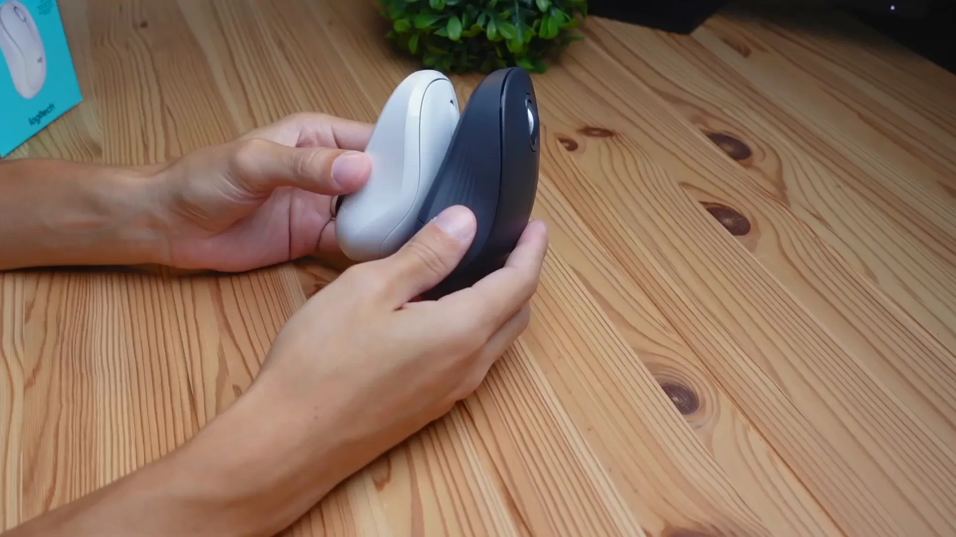 Comparison with Logitech M550