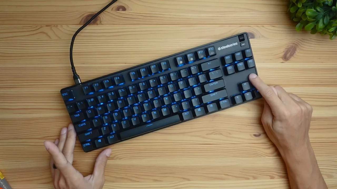 Close up of the aluminum top plate and keycap texture