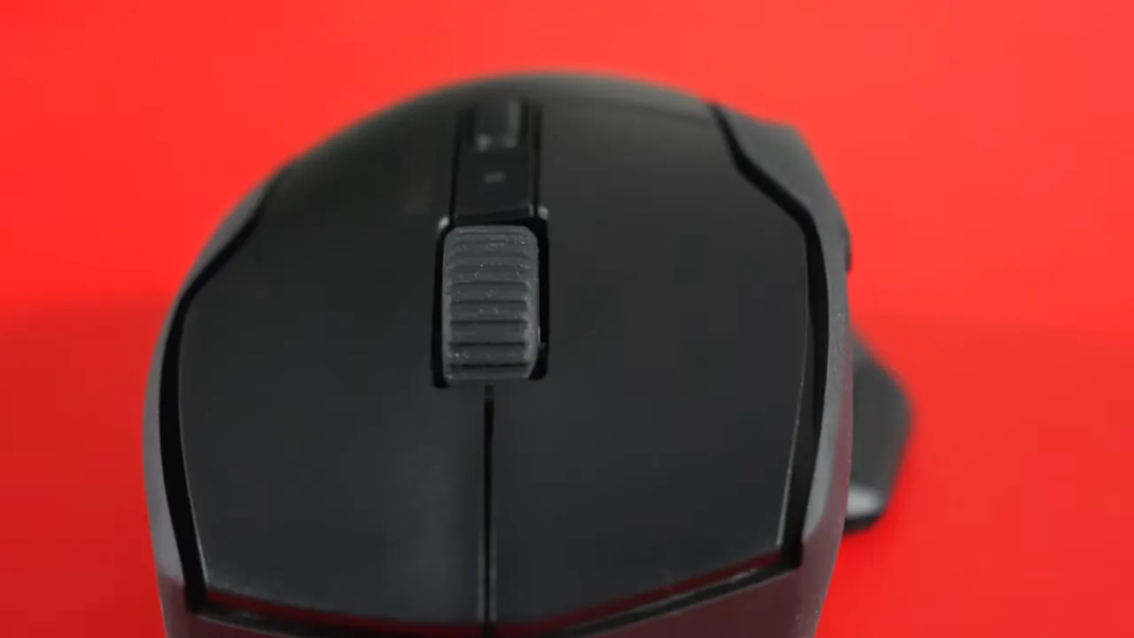 Roccat Kone Air top view showing scroll wheel and DPI switch