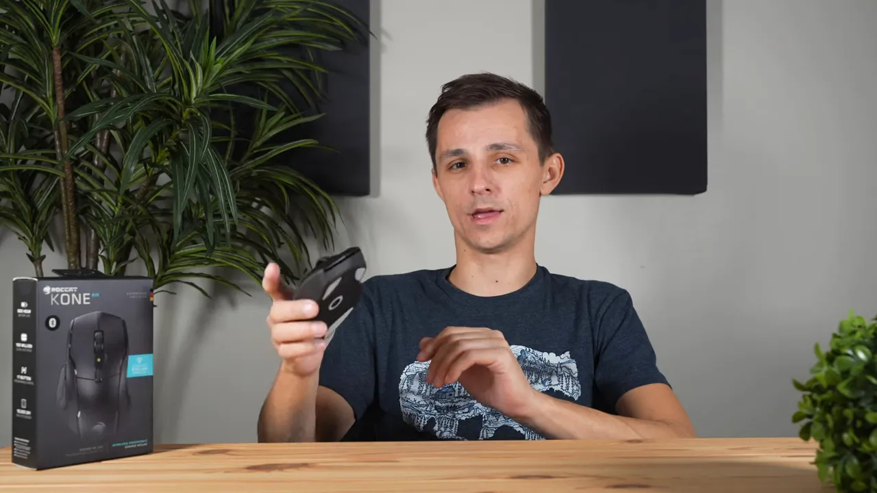 Presenter holding Roccat Kone Air while delivering final verdict