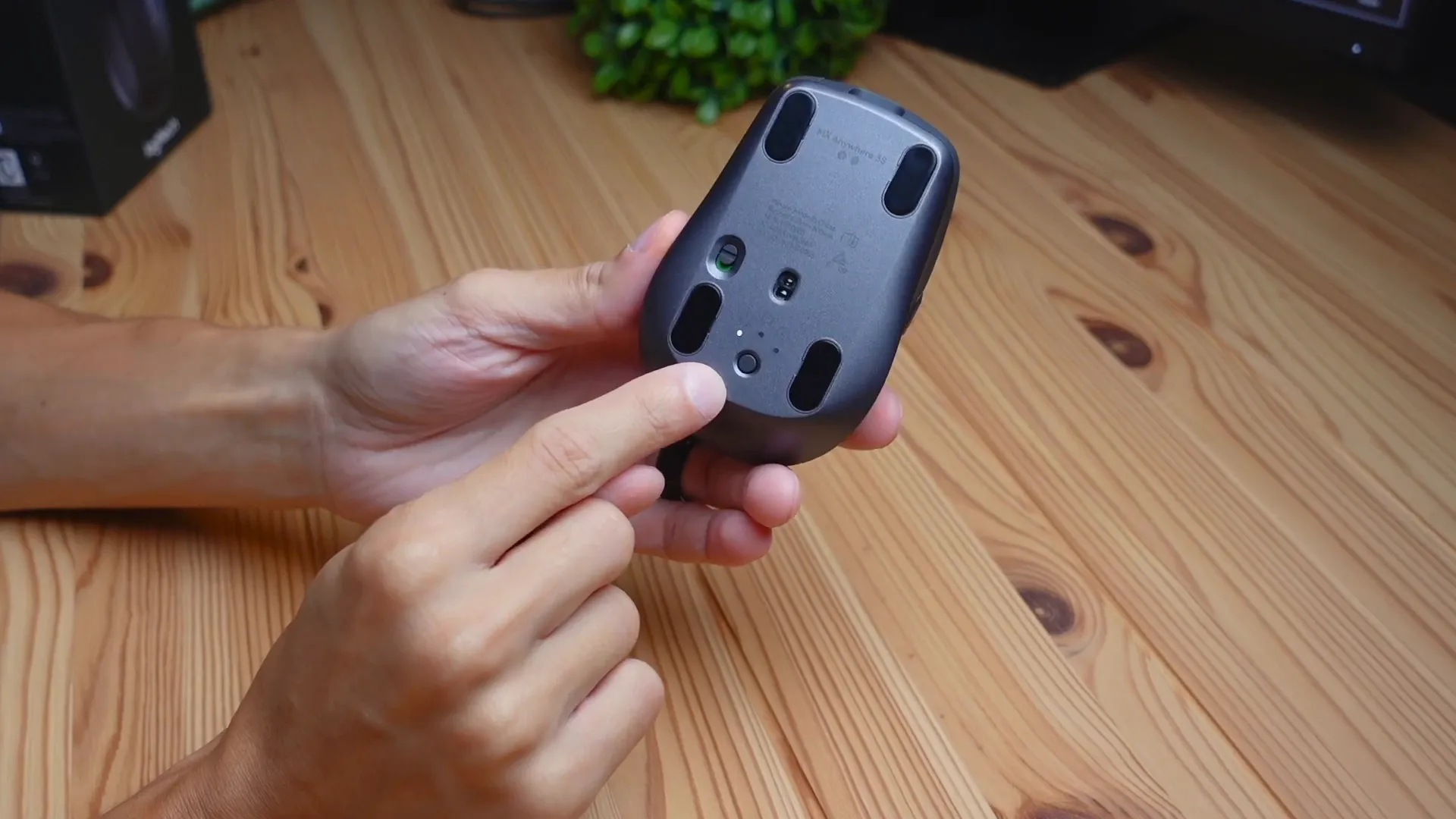 Logitech MX Anywhere 3s Mouse showing device connection options