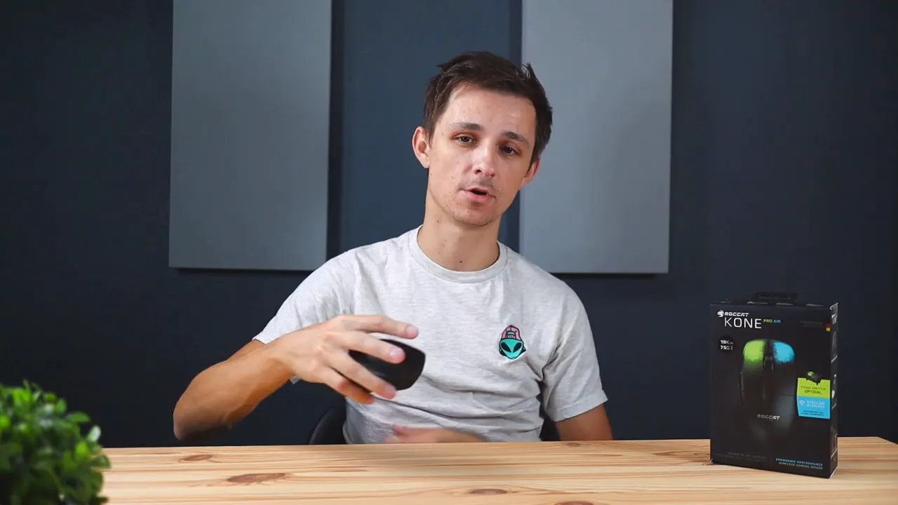 Reviewer holding the Roccat Kone Pro Air in his hand to show palm grip and side profile