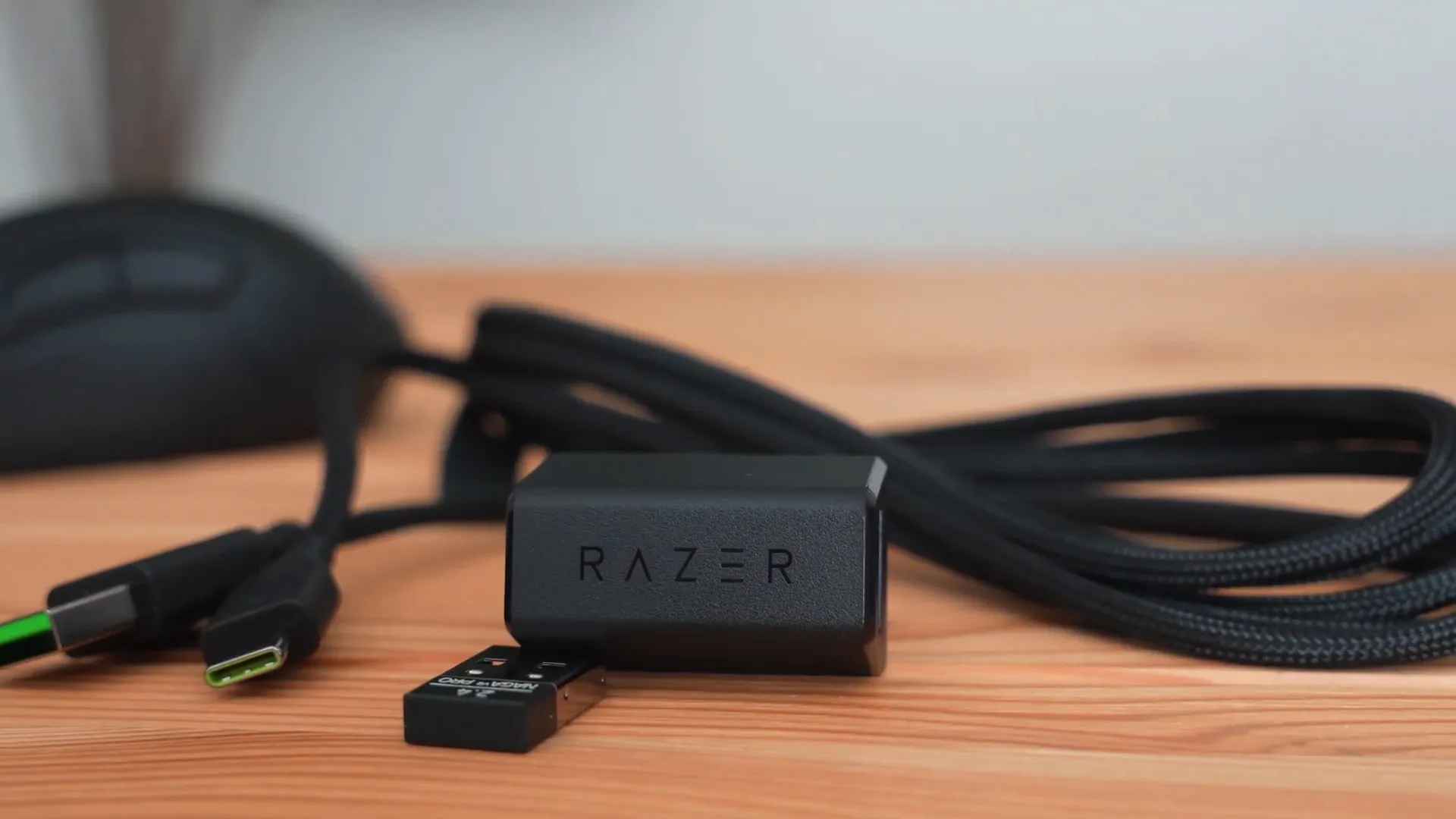 Razer Naga V2 Pro charging options