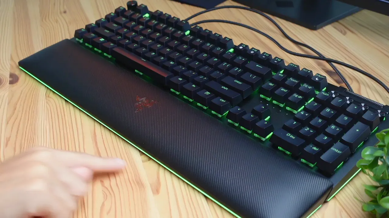 RGB underglow and wrist rest lighting syncing across seam