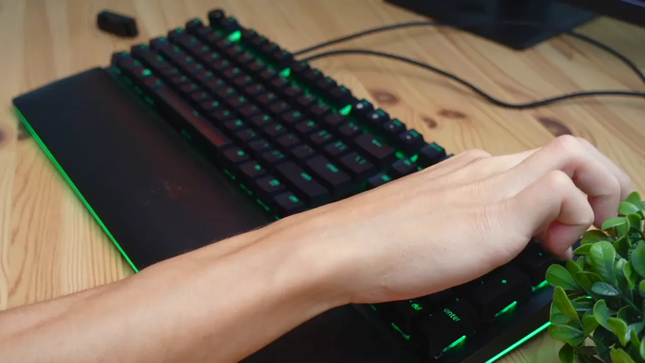 Click test and keyboard key noise demo moment