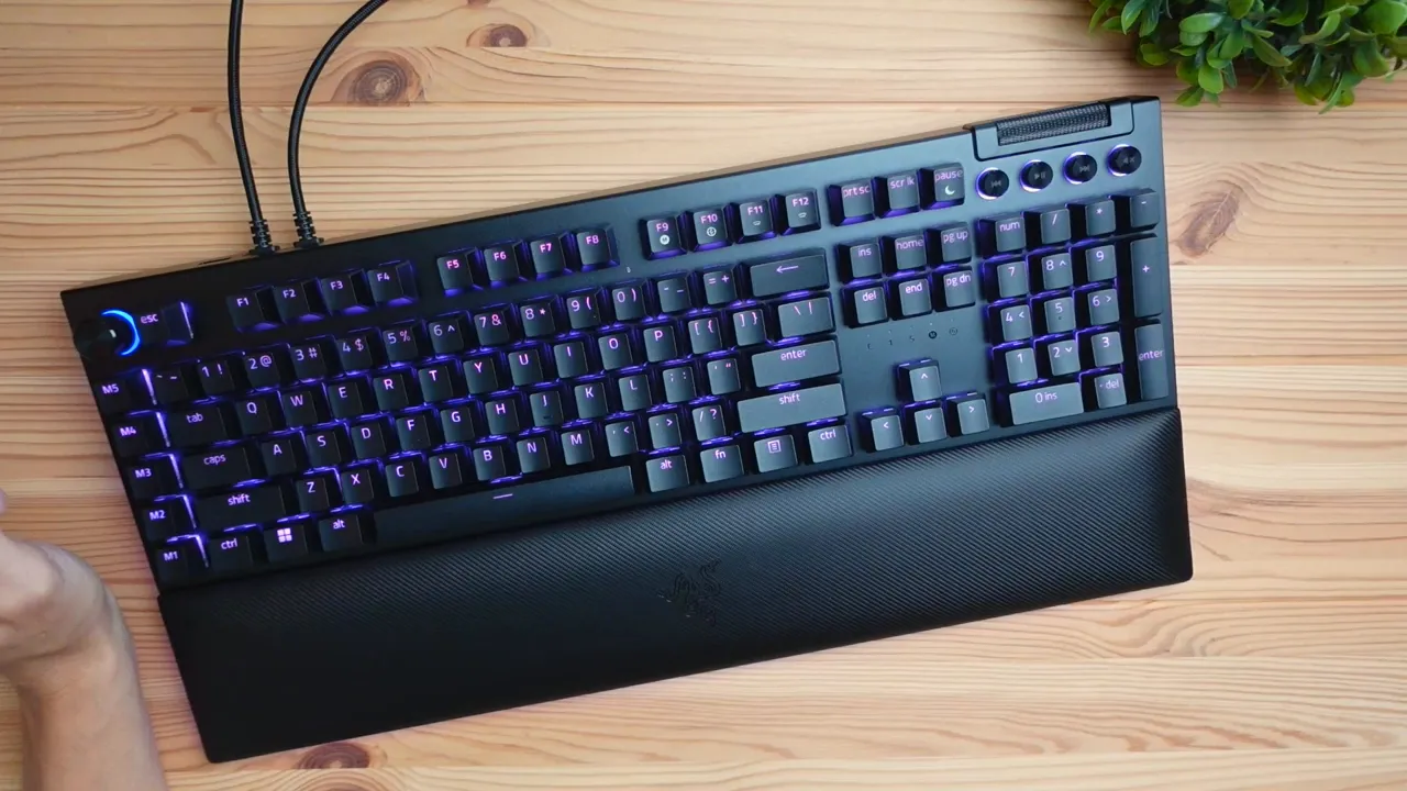 Command dial and left side macros close up