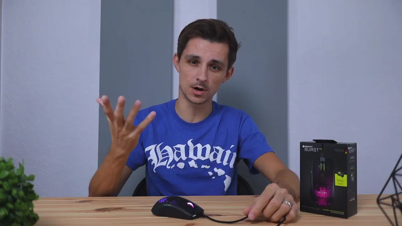 Reviewer using the Roccat Burst Pro gaming mouse while explaining grip comfort