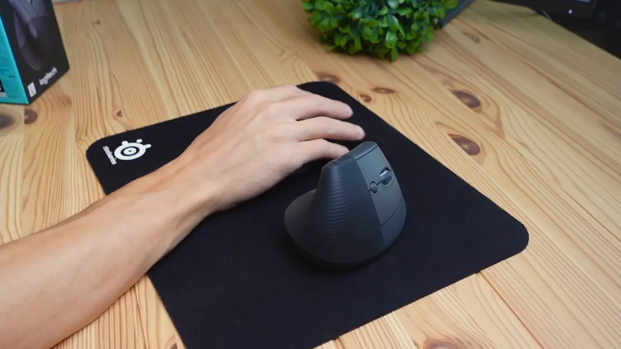Side profile showing how hand rests on the Lift mouse