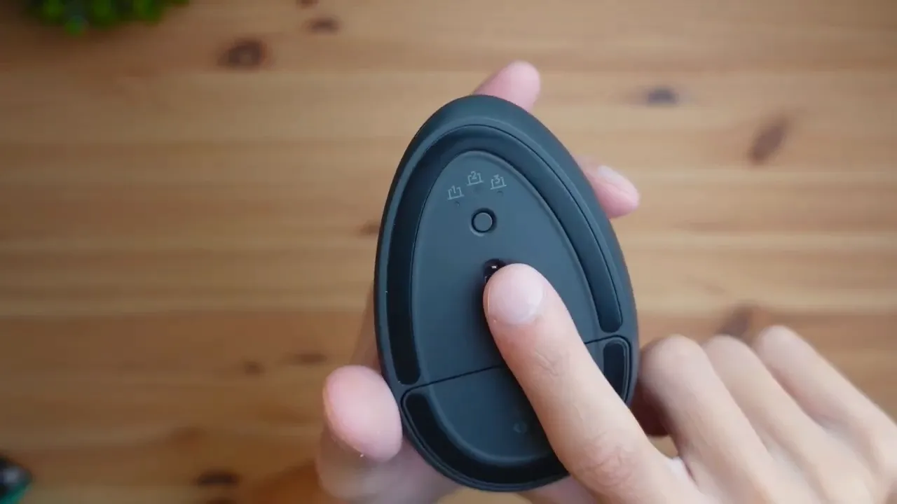 Bottom of the mouse showing the on switch and profile indicators