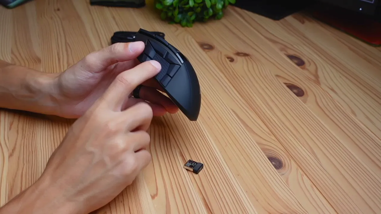Thumb rest and center grip showing textured areas for better contact