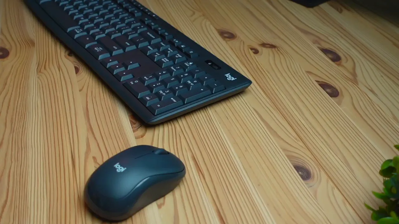 Logitech MK370 box and combo laid out