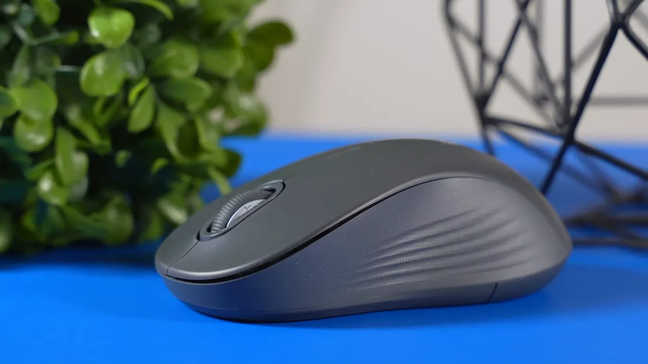 Side profile of the Logitech Signature M550 showing rubberized side grooves and textured top