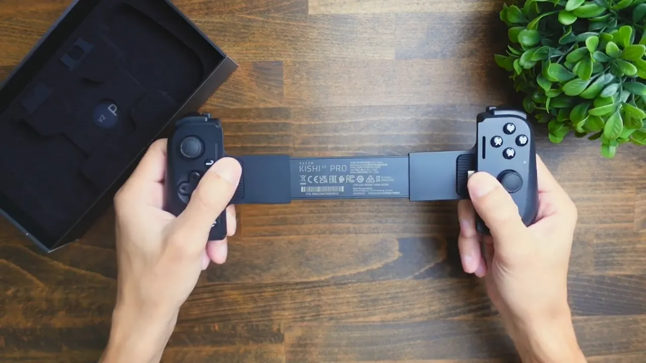 Unboxed Razer Kishi V2 Pro showing the flexible expansion mechanism