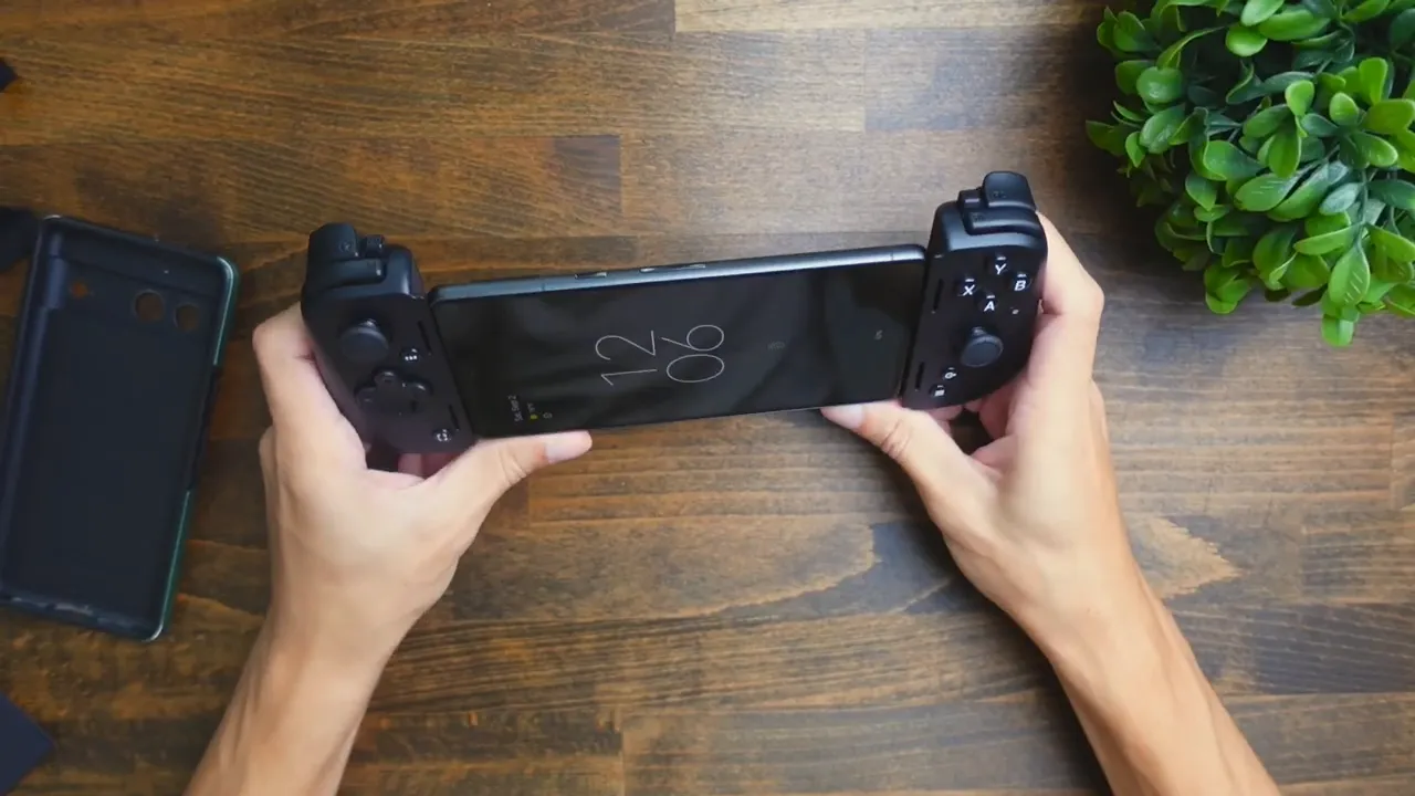 Controller connected to Google Pixel 7 after removing bulky case