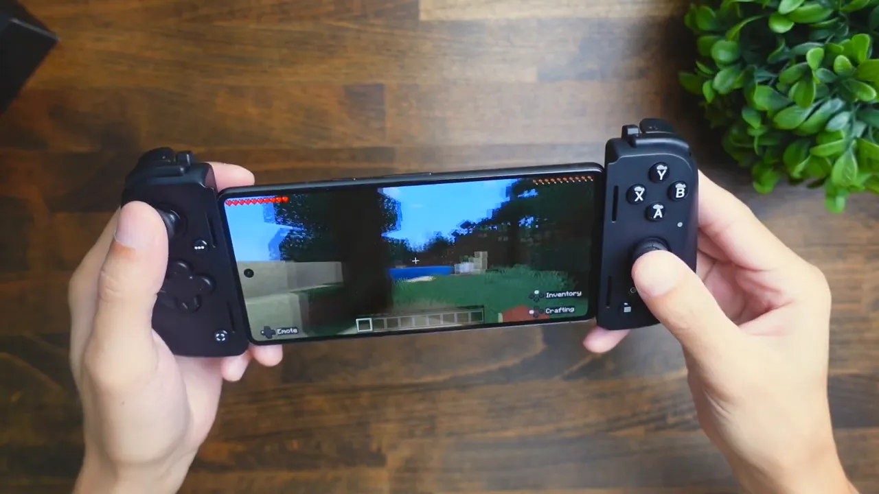 Minecraft running on Pixel 7 with controller input