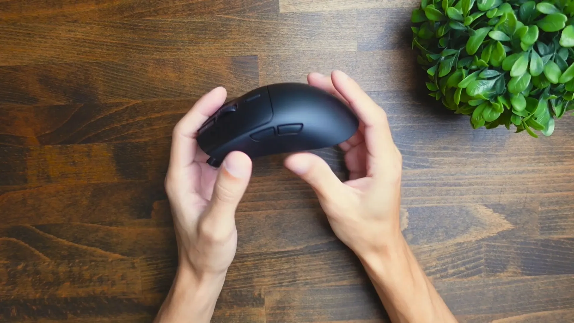 Button layout and grip comfort of the Razer Viper V3 HyperSpeed