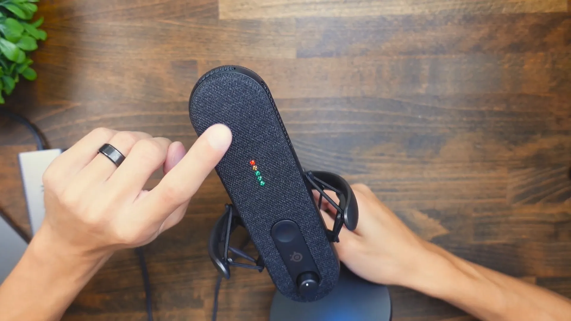 LED indicator on SteelSeries Alias microphone