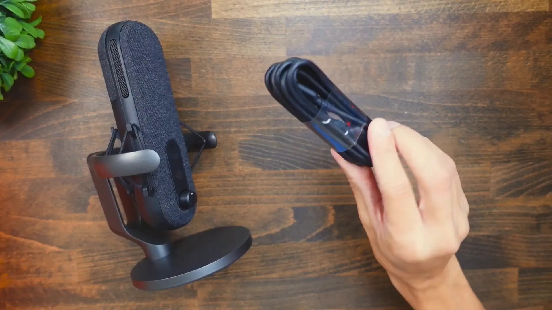 Contents of the SteelSeries Alias microphone box