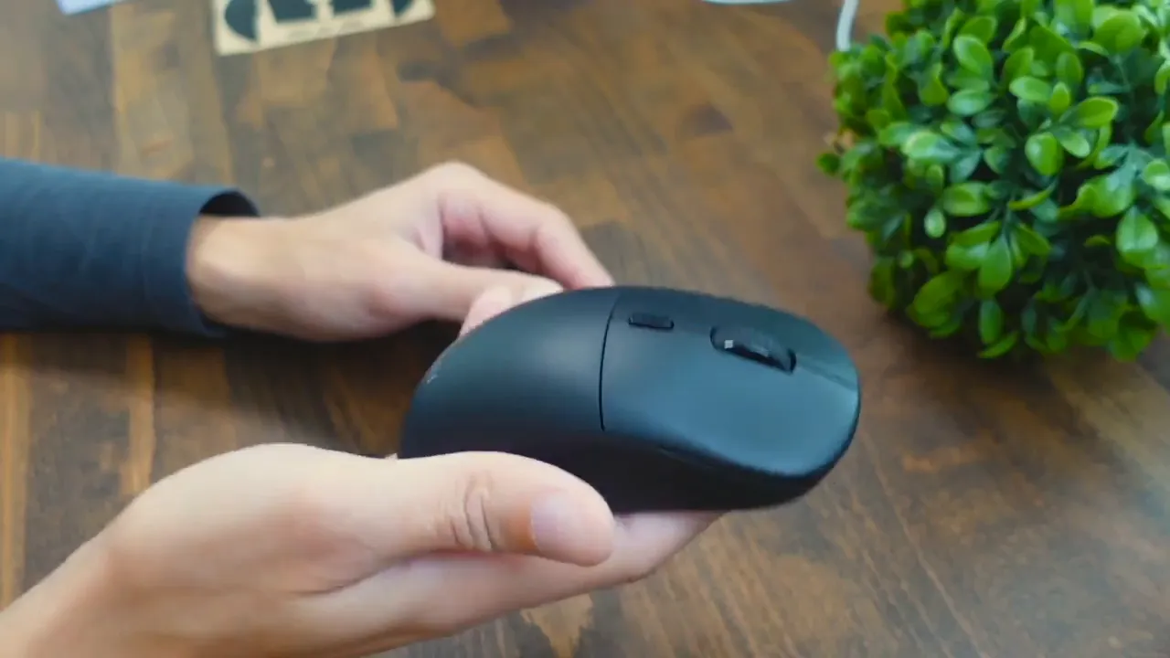 Side profile of Uhuru WM-09 showing ergonomic curve and buttons