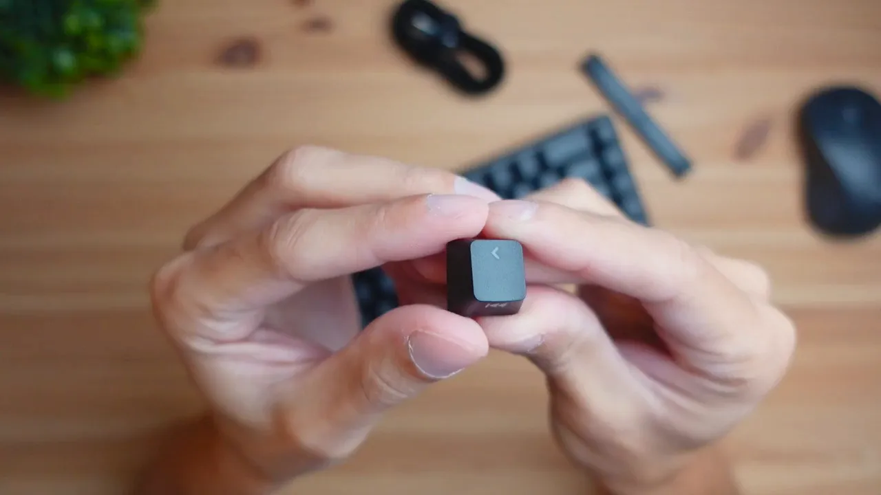 Double-shot PBT keycap texture and see-through legends